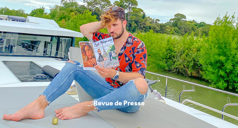 Jeune qui lit un magazine sur le solarium d'un bateau Horizon en Bourgogne
