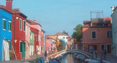 Maisons colorées le long du Canal à Venise